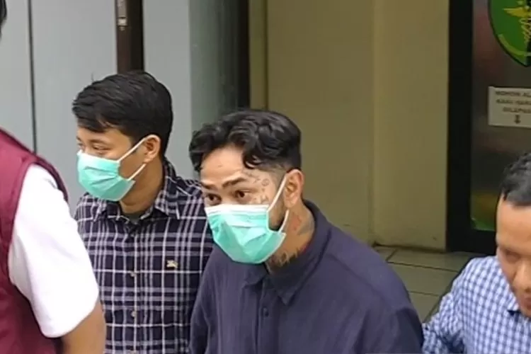  Artis Leonardo Arya alias Onad usai menjalani pemeriksaan kesehatan di Polres Metro Jakarta Barat, Minggu (2/11/2025).  (ANTARA/Risky Syukur)