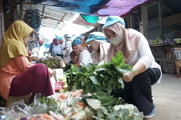 Festival Keluarga Sehat yang diinisiasi  Bakti Sosial Djarum Fondation, menggelar kegiatan Belanja Pinter Gizine Bener. Terlihat  sejumlah karyawan dengan modal Rp25 ribu per orang, berlomba berbelanja bahan makanan dan sayuran bergizi di pasar sekitar pabrik.   (Muhammad Thoriq)