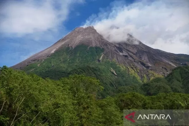 Arsip foto - Asap solfatara keluar dari kubah lava Gunung Merapi terlihat dari Cangkringan, Sleman, DI Yogyakarta, Jumat (3/1/2025).  (ANTARA FOTO/Hendra Nurdiyansyah)