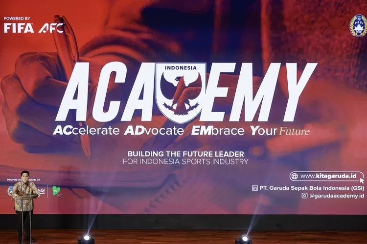 Ketum PSSI Erick Thohir menyampaikan kata sambutan pada peresmian program Garuda Academy di Jakarta, Selasa (6/5/2025).  (ANTARA FOTO/Dhemas Reviyanto)