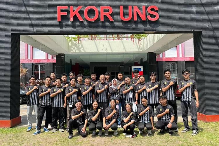 Para atlet dan pelatih dari UKM Karate UPN Veteran Yogyakarta yang ambil bagian pada Sebelas Maret International Karate Open Championship 2025 di Surakarta.  (Dok UPN Veteran)