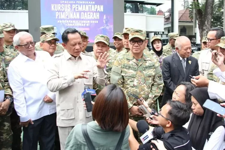 Mendagri Tito Karnavian pastikan status Gubernur Riau Abdul Wahid akan dinonaktifkan hingga perkaranya inkrah. ( Instagram/titokarnavian)