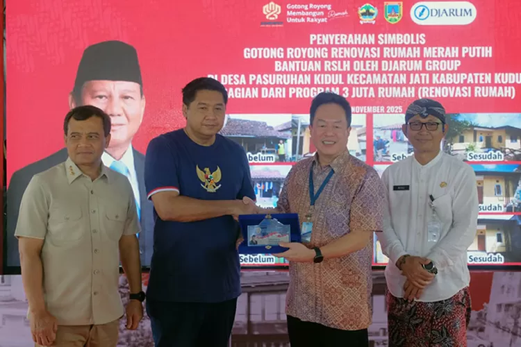 COO PT Djarum Victor Rachmat Hartono (dua dari kanan) mendapatkan sebuah plakat dari Presiden Prabowo Subianto yang diserahkan Menteri PKP RI Maruarar Sirait, sebagai apresiasi atas peran aktifnya dalam Gotong Royong Membangun Rumah untuk Rakyat lewat Program RSLH.  (Dok PT Djarum)