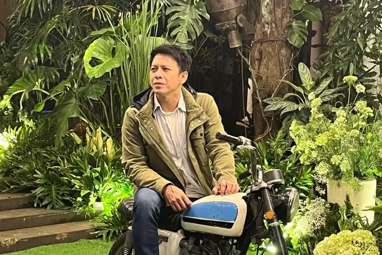 Musisi sekaligus aktor Ariel NOAH cerita alasan terima tawaran peran Dilan untuk film terbaru garapan produksi Falcon Pictures dalam konferensi pers di Jakarta, Rabu (5/11/2025). ( ANTARA/Sri Dewi Larasati)