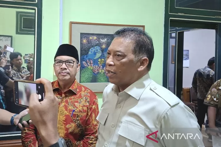 Deputi Pemantauan dan Pengawasan Badan Gizi Nasional (BGN) Dadang Hendrayudha (kanan) bersama Wali Kota Yogyakarta Hasto Wardoyo (kiri) memberi keterangan kepada awak media usai rapat koordinasi dan evaluasi Program Makan Bergizi Gratis (MBG) di Balai Kota Yogyakarta, Kamis (6/11/2025).  (ANTARA/Rini Juliana)