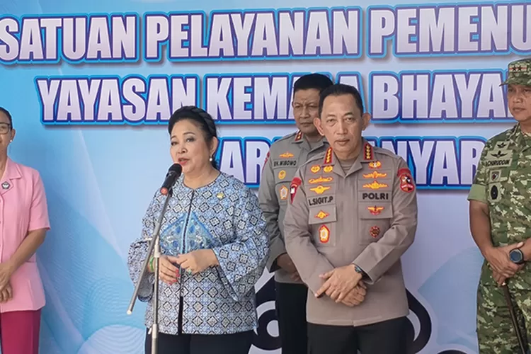 Kapolri dan Mbak Titiek di SPPG Kemala Bhayangkari Karanganyar.   (Abdul Alim)