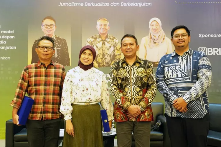 CEO Promedia, Agus Sulistriyono (kedua dari kanan) bersama CEO Props, Ilona Juwita (ketiga dari kanan) dan Ketua Komite Publisher Right, Suprapto Sastro Atmojo (paling kiri) dalam event Mediapreneur Talks di Tasikmalaya.  (Dok. Promedia)