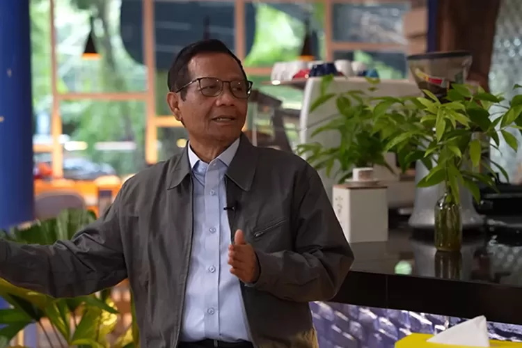 Mahfud MD tanggapi pernyataan Presiden Prabowo yang akan bertanggung jawab dalam utang kereta cepat Whoosh.  (YouTube/Rhenald Kasali)