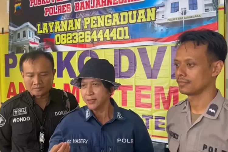 Karo Labdokkes Polri, Brigjen Sumy Hastry Purwanti (tengah) ungkap proses identifikasi dua kerangka di Kwitang yang kini telah diketahui identitasnya.  (YouTube/Hastry Forensik)