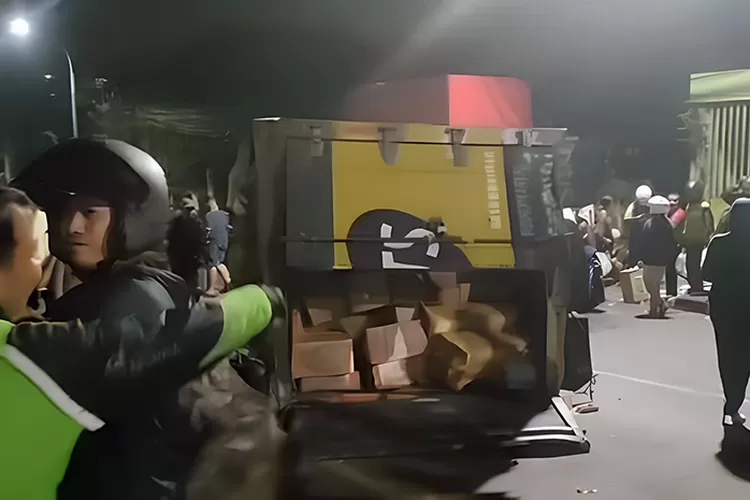 Menyoroti kronologi insiden kecelakaan beruntun yang terjadi di kawasan Banyumanik, Semarang, Jawa Tengah, pada Jumat, 7 November 2025 malam. ( Instagram.com/@polsekbanyumanik)