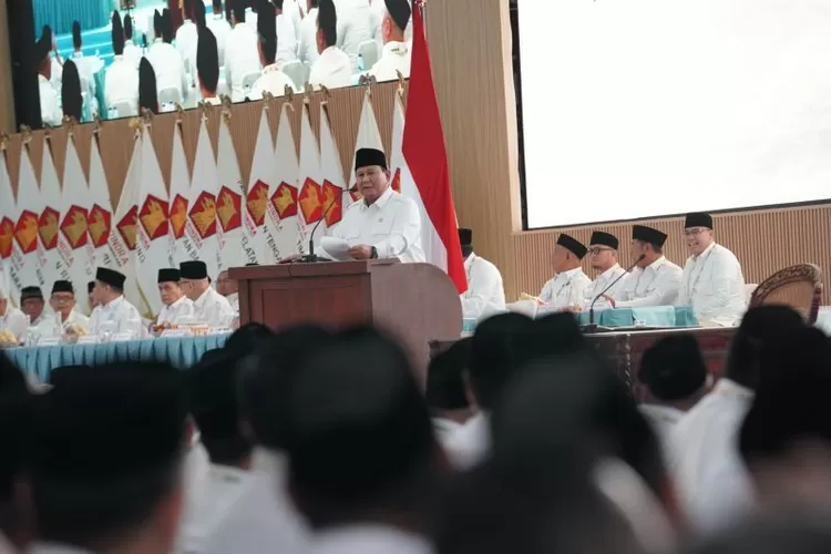 Presiden RI yang juga Ketua Dewan Pembina sekaligus Ketua Umum Partai Gerindra Prabowo Subianto berpidato dalam Taklimat Ketua Dewan Partai Gerindra &ldquo;Kompak Bergerak Berdampak&rdquo; di Padepokan Garuda Yaksa, Hambalang, Bogor, Jawa Barat, Sabtu (8/11/2025).  (ANTARA/HO-Gerindra)