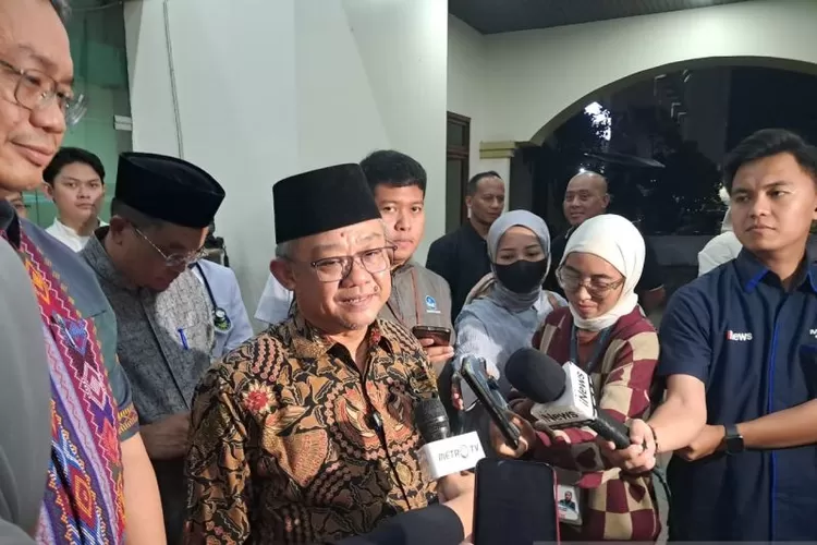 Menteri Pendidikan Dasar dan Menengah (Mendikdasmen) RI Abdul Mu'ti usai menjenguk korban ledakan SMAN 72 Jakarta yang dirawat di RSIJ Cempaka Putih, Jakarta pada Minggu (9/11/2025) malam. (ANTARA/Mario Sofia Nasution)