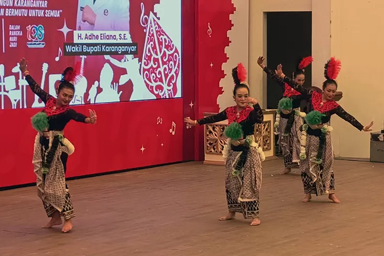 Tarian Karang Kumandang membuka ajang kreativitas pendidikan Karanganyar.  (Abdul Alim )