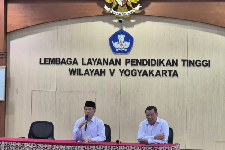LLDIKTI V menyerahkan Surat Keputusan (SK) Jabatan Fungsional (Jabfung) bagi para dosen di lingkungan LLDIKTI V, termasuk 11 dosen Universitas Widya Mataram (UWM).  (Foto: Dok. Istimewa)