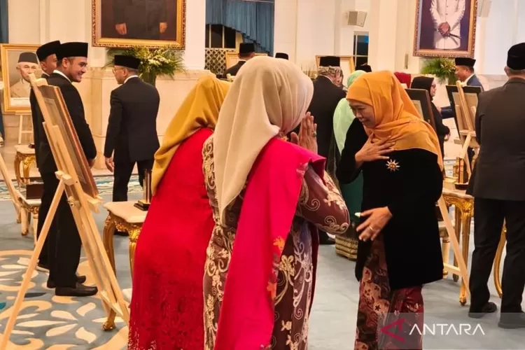 Gubernur Jawa Timur Khofifah Indar Parawansa menghadiri Upacara Penganugerahan Gelar Pahlawan Nasional 2025 di Istana Negara, Jakarta, Senin (10/11/2025). ( ANTARA/Andi Firdaus)