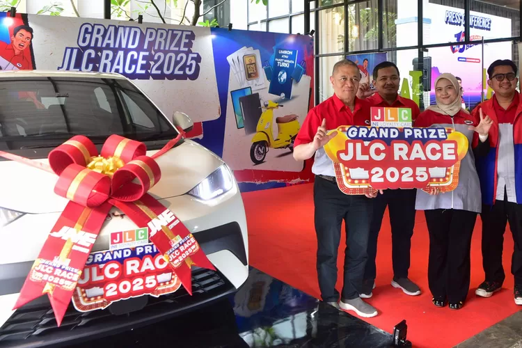 Dari kiri, M. Feriadi Soeprapto, Presiden Direktur JNE, Eri Palgunadi, SVP Marketing Group Head, Nadya Dharmawati Puteri, Customer Loyalty Dept Head, Kurnia Nugraha, Media Communication Dept Head dengan hadiah utama mobil listrik JLC Race 2025.  (Foto: Dok. Istimewa)