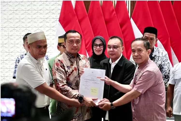 Pemberian rehabilitasi hukum pemulihan nama baik untuk dua guru SMAN 1 Luwu Utara oleh Presiden Prabowo. ( Instagram/kemensetneg.ri)