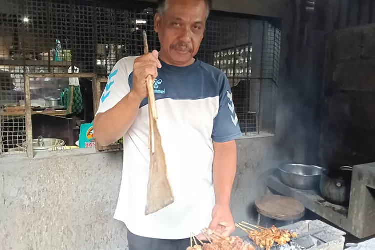 Sate kelinci dan kambing biasa dipesan pembeli dari berbagai kalangan, demikian pula olahan kepala kelinci.  (Sulistyanto)