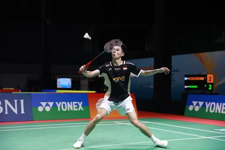 Tunggal putra Indonesia Richie Duta Richardo saat melawan unggulan keempat asal Taiwan Kuo Kuan Lin pada babak 16 besar Indonesia wondr BNI Indonesia International Challenge 2025 di GOR Among Rogo, Yogyakarta, Kamis (13/11/2025). Richie menang dengan skor 21-17, 21-19.  (Foto: Dok. PBSI)