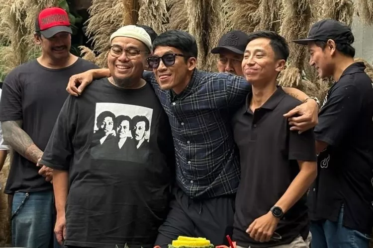 Desta berfoto bersama keluarga Dono dalam acara konferensi pers tentang pembuatan film baru tentang Warkop DKI di Jakarta, Jumat (14/11/2025).  (ANTARA/Hreeloita Dharma Shanti)