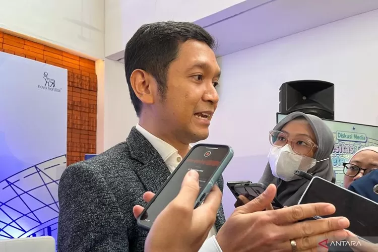 Dokter spesialis penyakit dalam konsultan endokrin metabolik diabetes dr. Dicky Tahapary menjelaskan penurunan berat badan dengan obesitas dalam temu media usai diskusi kesehatan di Jakarta, Kamis (13/11/2025).  (ANTARA/Sri Dewi Larasati)