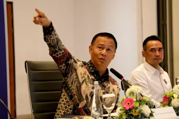 Direktur Jenderal Perhubungan Darat Kemenhub Aan Suhanan dalam Rapat Koordinasi Kesiapan Angkutan Natal dan Tahun Baru 2025/2026 wilayah Jawa Tengah dan Daerah Istimewa Yogyakarta (DIY) di Surakarta, Jawa Tengah.  (ANTARA/HO-Humas Kemenhub)