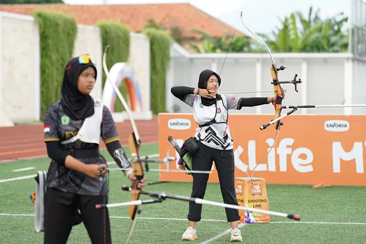 Salah satu atlet putri peserta MilkLife Archery Challenge 2025, tengah membidikkan anak panah ke papan yang menjadi target.  (Dok)