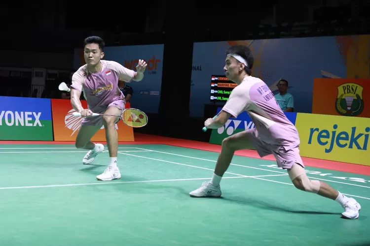 Ganda putra Indonesia Muh Putra Erwiansyah dan Daniel Edgar Marvino menutup laga final wondr by BNI Indonesia International Challenge 2025 di GOR Amongrogo, Minggu (16/11), dengan kemenangan atas ganda Korea, Song Hyun Cho dan Jin Sung Ik, yang mundur di gim ketiga dengan skor akhir 20-22 dan 21-19. (Foto: Dok. PBSI)