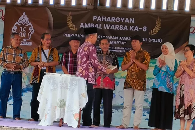 Penyerahan buku karya anggota PSJB Paramarta oleh Ketua Bambang Nugroho kepada perwakilan tamu undangan dari komunitas dan instansi terkait.  (Teguh Priyono)