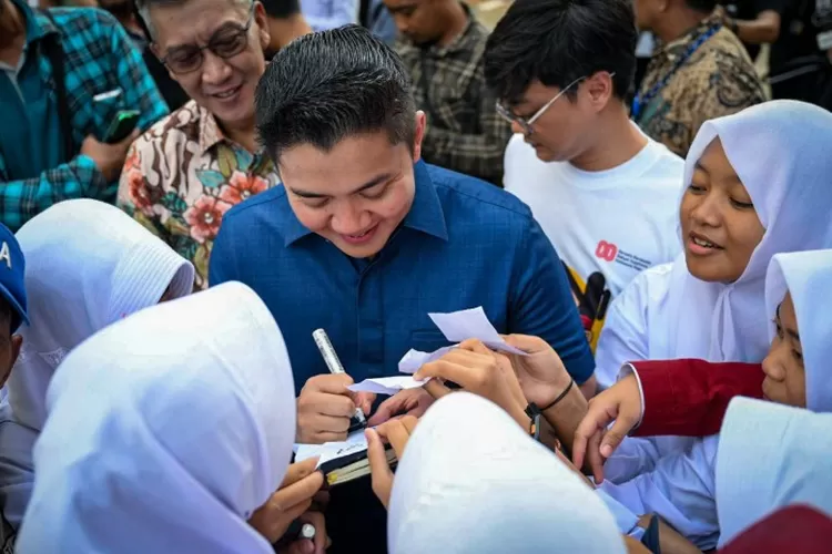 Sekretaris Kabinet (Seskab) RI, Teddy Indra Wijaya meninjau Sekolah Rakyat Menengah Atas 33 di Tangerang Selatan.  (Dok. Setkab RI)