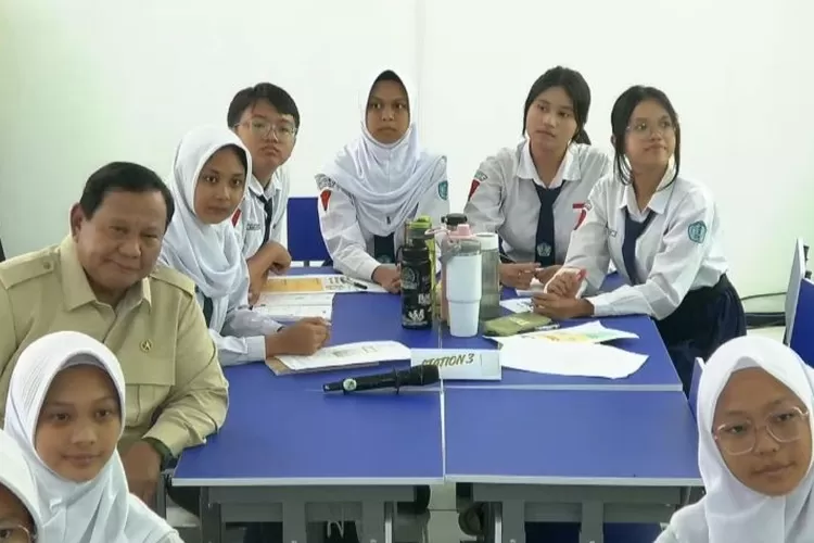 Tangkapan layar - Presiden RI Prabowo Subianto mengamati penggunaan interactive flat panel (IFP) atau smartboard untuk proses pembelajaran sekolah di SMP Negeri 4 Kota Bekasi, Jawa Barat, Senin (17/11/2025).  (ANTARA/Tangkapan Layar YouTube/Sekretariat Presiden)