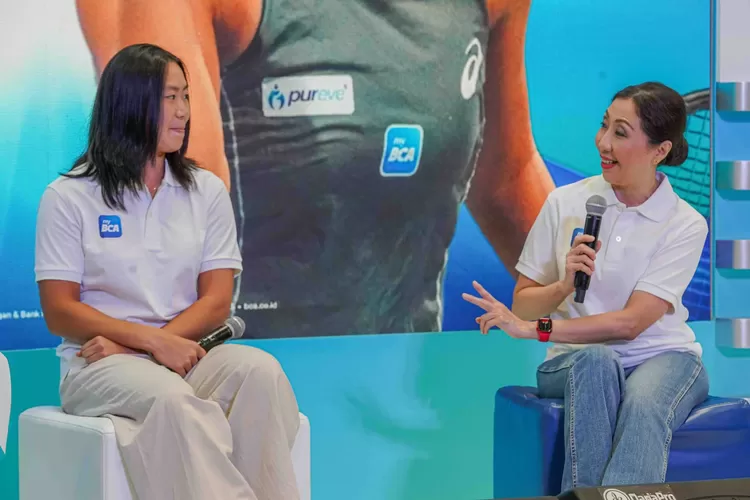 Janice Tjen (kiri) bersama Direktur BCA Vera Eve Lim dalam acara myBCA talkshow di myBCA District One, Jakarta, Sabtu (15/11/2025).  (Foto: Dok. Istimewa)