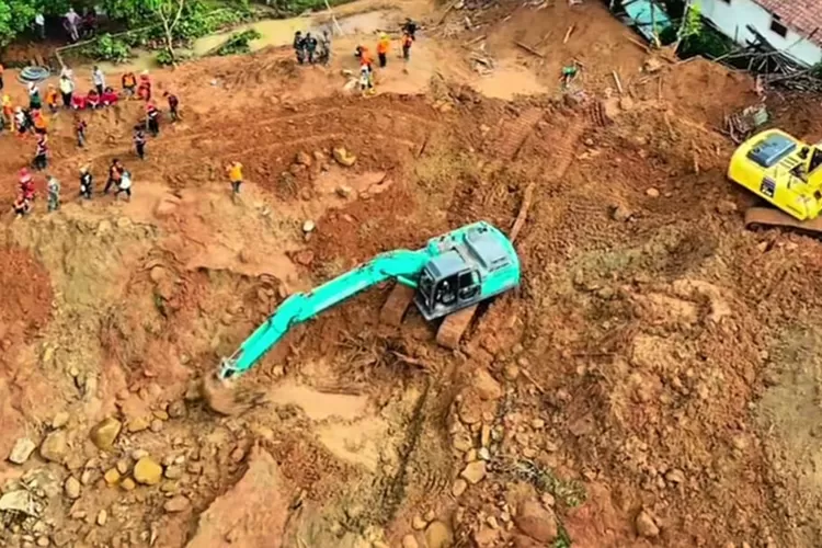 Proses evakuasi korban longsor Cilacap yang hilang masih terus dilakukan oleh tim gabungan.  (BNPB)