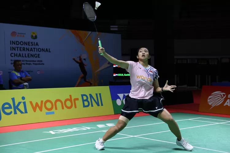 Kavitha melaju ke babak utama setelah mengatasi rekan senegaranya Rebeca Sarce Laoh dua gim langsung 21-10 dan 21-18 pada babak kualifikasi wondr by BNI Indonesia International Challenge 2025 di GOR Amongrogo, Yogyakarta, Selasa (18/11).  (Foto: Dok. PBSI)