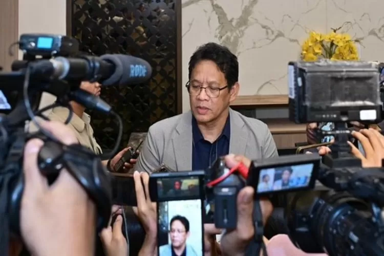 Menyoroti kebijakan pelarangan bisnis jual-beli pakaian impor usai temuan ribuan kontainer baju bekas ilegal.  (Instagram.com/@menkeuri)