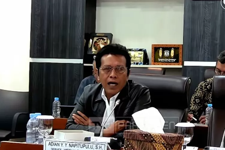 Adian Napitupulu menyebut anak muda gemar thrifting karena kesadaran dalam menyelamatkan lingkungan.  (Tangkapan layar YouTube TVR Parlemen)