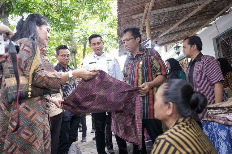 Kementerian Usaha Mikro, Kecil, dan Menengah (UMKM) meluncurkan program Holding UMKM klaster fesyen dan kerajinan tangan di Klaten Jawa Tengah, Rabu (19/11/2025)..  (Foto: Dok. Istimewa)