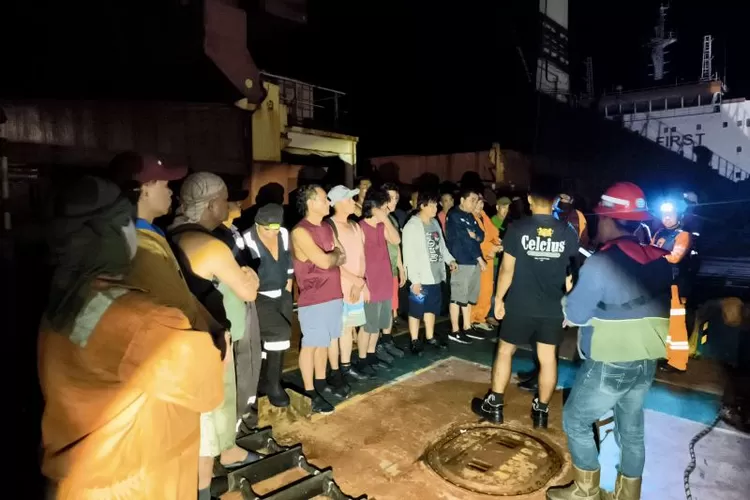 Tim SAR setelah mengevakuasi 21 anak buah kapal (ABK) yang selamat dalam kebakaran KM BlueRay pengangkut batubara di Perairan Tanjung Pemancingan, Kabupaten Kotabaru, Kalimantan Selatan, Selasa (18/11/2025) malam.  (ANTARA/HO-Kantor SAR Banjarmasin)