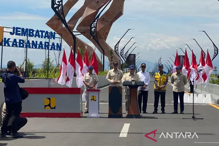 Presiden Prabowo Subianto meresmikan Jembatan Kabanaran di Kelurahan Poncosari, Kabupaten Bantul Daerah Istimewa Yogyakarta. Rabu (19/11/2025).  (ANTARA/Hery Sidik)