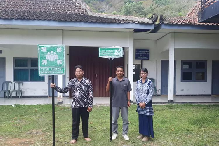Tim pengabdi UNY melakukan uji coba Si Bejo Rescue di Kalirejo Kokap Kulon Progo.  (Dokumentasi Humas UNY)