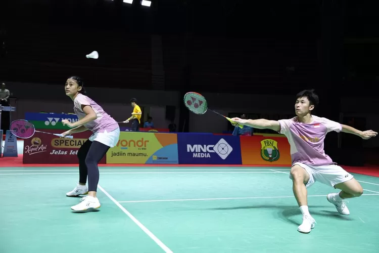 Pasangan ganda campuran Indonesia, Kenzie Yoe dan Luna Rianty Saffana berhasil menyingkirkan unggulan keempat asal Taiwan Cheng Kai Wen-Liu Chiao-Yun dengan skor 21-17, 21-9, Rabu (20/11), dan melaju ke babak 16 besar Indonesia International Challenge 2025 di GOR Amongrogo, Yogyakarta.  (Foto: Dok. PBSI)