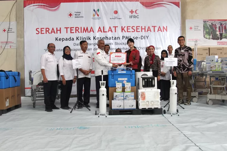 Penyerahan peralatan medis untuk meningkatkan kapasitas layanan kesehatan di PMI Jawa Tengah dan PMI DIY, Kamis (20/11/2025), di Markas PMI DIY, Gamping, Sleman.  (Foto: Dok. Istimewa)