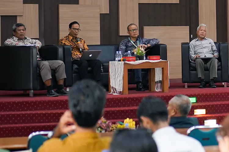 Para pembicara dalam Seminar Nasional &ldquo;Merekonstruksi Ingatan Bangsa: Komunikasi Sejarah dan Warisan Perang Jawa&rdquo;. ( Dok MIKOM UPNVY)