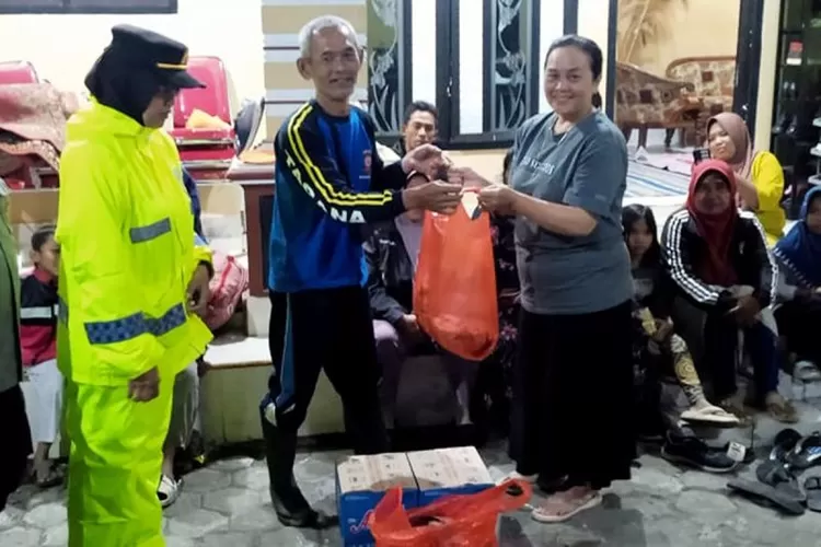 Tim Tagana mendistribusikan makanan siap saji kepada warga yang terdampak bencana Semeru di salah satu posko pengungsian, Kamis (20/11/2025). ( ANTARA/HO-Dinsos PPPA Lumajang)