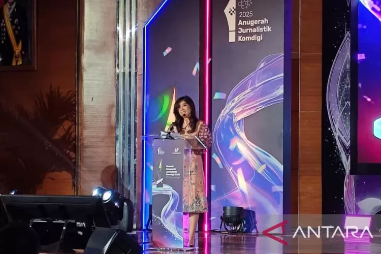 Menteri Komunikasi dan Digital (Menkomdigi) Meutya Hafid saat memberikan sambutan dalam ajang Anugerah Jurnalistik Komdigi 2025 di Jakarta Pusat pada Rabu (19/11/2025).  (ANTARA/Farhan Arda Nugraha)