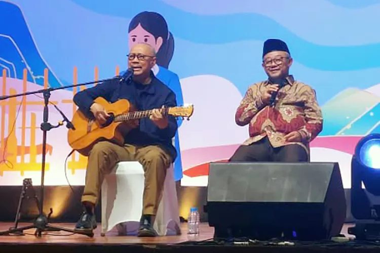 Duet Ebiet G. Ade bersama Mendikbud Abdul Mu'ti.  (Abdul Alim )