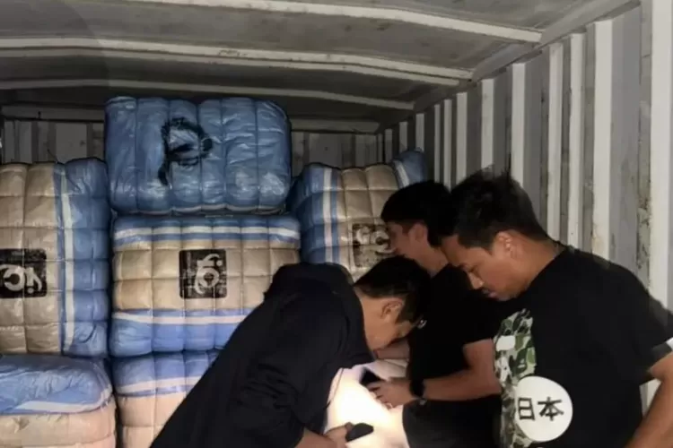 Penampakan balpres pakaian bekas yang berhasil diamankan polisi.  (Dok Polda Metro Jaya)