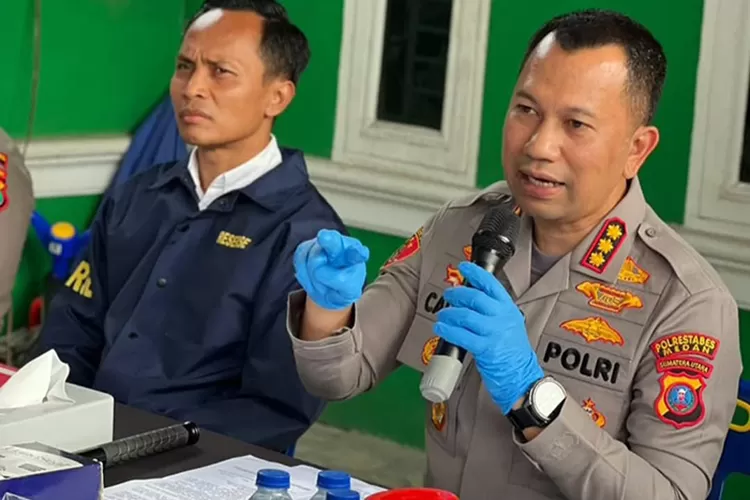 Kapolrestabes Medan, Kombes Jean Calvijn Simanjuntak (kanan) ungkap bahwa terduga pelaku kasus pembakaran rumah hakim PN Medan adalah mantan sopir sendiri.  (Instagram/polrestabes.medan)