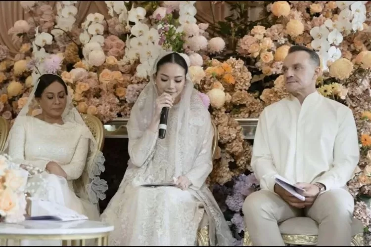 Tangkapan layar rekaman acara yang menunjukkan figur publik Alyssa Paramitha Daguise bersama orang tuanya menghadiri acara pengajian menjelang pernikahannya dengan aktor Al Ghazali.  (Saluran YouTube The ALs)