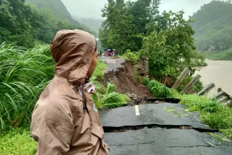 Talut sungai Oya di pedukuhan Wunut, Kelurahan Sriharjo, Kecamatan Imogiri, Kabupaten Bantul Daerah Istimewa Yogyakarta longsor pada Jumat (21/11/2025).  (ANTARA/HO-Humas Polres Bantul )